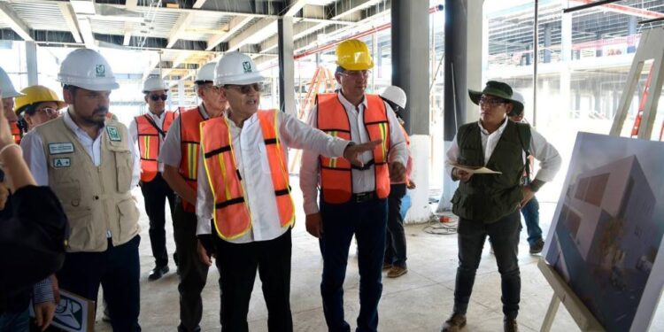 Beneficia Gobernador Durazo a navojoenses con entrega de becas y acciones de salud