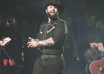 Carin León lanza “Boca Chueca, Vol. 1″, un disco de rock-country-pop