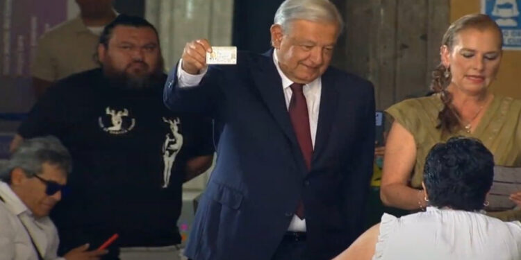 Emite AMLO su último voto como Presidente