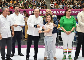 Beneficia Gobernador Durazo a más de 13 mil 900 estudiantes de universidades públicas con entrega de becas