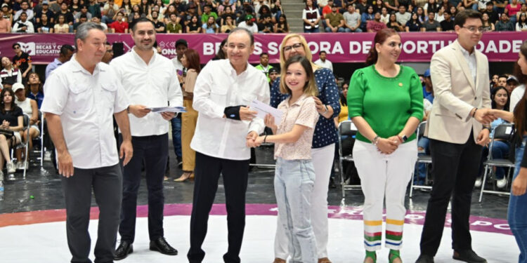 Beneficia Gobernador Durazo a más de 13 mil 900 estudiantes de universidades públicas con entrega de becas
