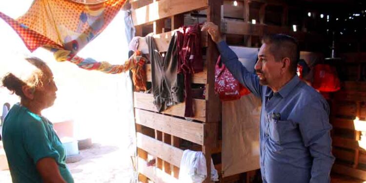 Vecinos de Loma de Etchoropo reciben apoyo del alcalde Juan Jesús Flores