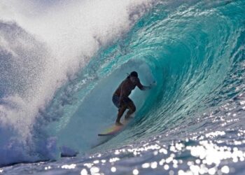 Muere actor de ‘Piratas del Caribe’ atacado por un tiburón mientras surfeaba