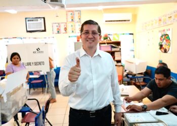 Vota Jorge Elías con su familia en Pueblo Viejo