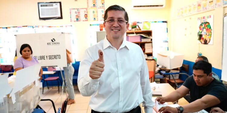Vota Jorge Elías con su familia en Pueblo Viejo