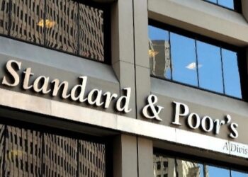 S&P rebaja la nota de Francia por dudas sobre su control del déficit
