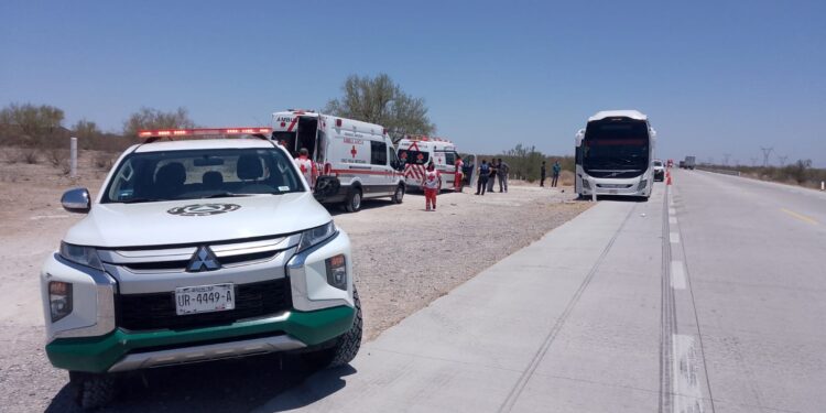 Atienden a pasajeros de autobús descompuesto en libramiento de Hermosillo