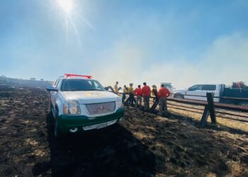 Brigadistas de los dos países se encuentran combatiendo el incendio en la línea fronteriza de Agua Prieta