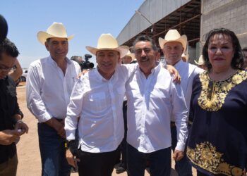 Participan Alcalde y Gobernador en entrega de unidad móvil a ganaderos por parte de  CONSTELLATION BRAND