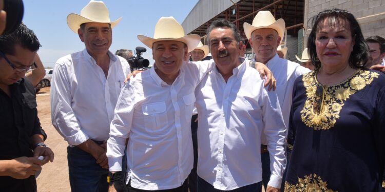 Participan Alcalde y Gobernador en entrega de unidad móvil a ganaderos por parte de CONSTELLATION BRAND