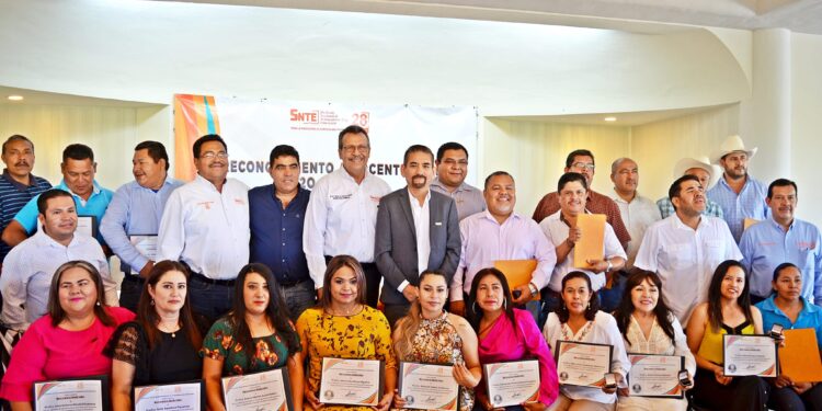 Reconocen por 20, 30 Y 40 años de Servicio a docentes del Sur de Sonora