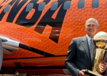 Muere Jerry West, ícono de los Lakers e inspiración del logo de la NBA