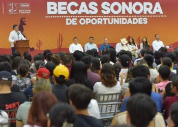 Participa Lamarque Cano en entrega de Becas a estudiantes universitarios
