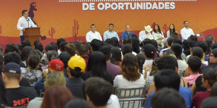 Participa Lamarque Cano en entrega de Becas a estudiantes universitarios