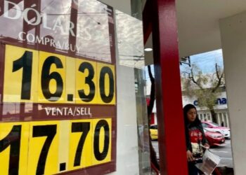 Peso se aprecia; cotiza a 17.64 por dólar