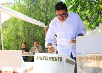 Juan Francisco Gim Nogales ejerce su derecho al voto acompañado de su familia
