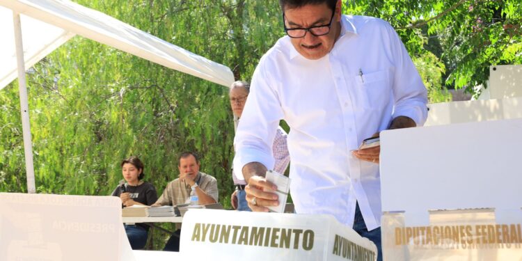 Juan Francisco Gim Nogales ejerce su derecho al voto acompañado de su familia
