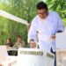 Juan Francisco Gim Nogales ejerce su derecho al voto acompañado de su familia