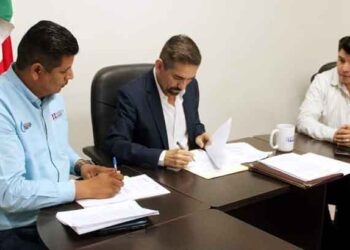 Firman contrato colectivo gobierno municipal de Huatabampo y sindicato de OOMAPASH