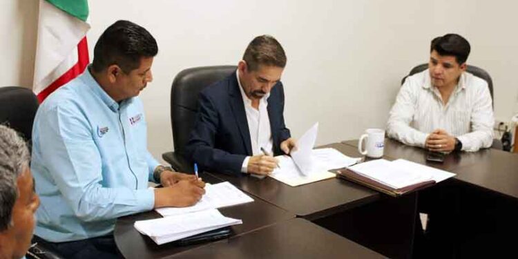 Firman contrato colectivo gobierno municipal de Huatabampo y sindicato de OOMAPASH