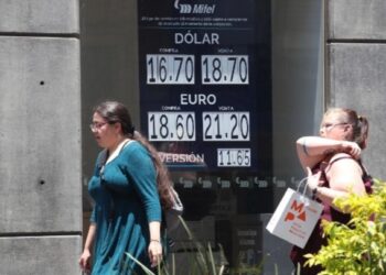 Peso continúa perdiendo; cotiza a 18.92 por dólar