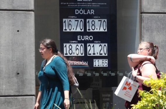 Peso continúa perdiendo; cotiza a 18.92 por dólar