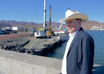 Anuncia Gobernador Durazo plan piloto de Ford para envío de vehículos por el Puerto de Guaymas