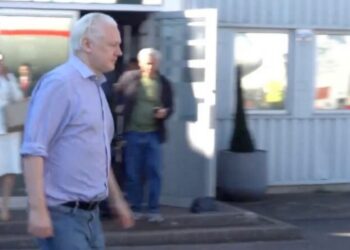 Julian Assange, el mayor revelador de archivos secretos de EU, queda en libertad