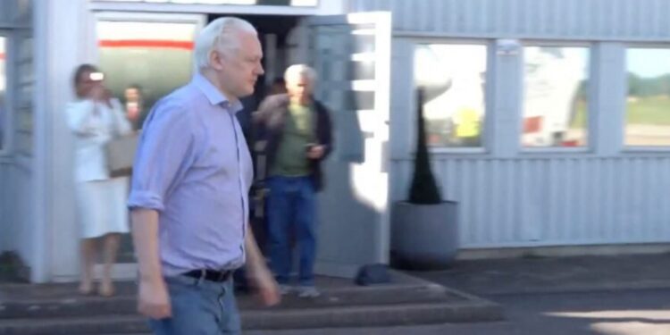 Julian Assange, el mayor revelador de archivos secretos de EU, queda en libertad