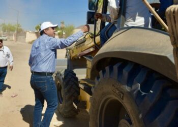 Supervisa Toño Astiazarán limpia de canales y arroyos