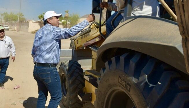 Supervisa Toño Astiazarán limpia de canales y arroyos
