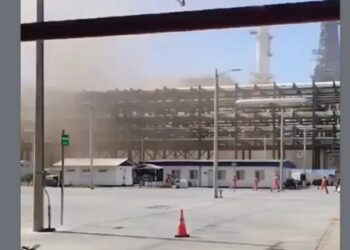 Evacuan a personal de Refinería Olmeca por presunta fuga de gas