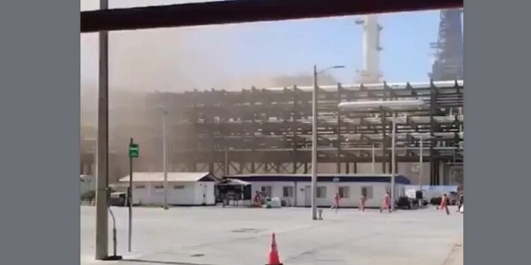 Evacuan a personal de Refinería Olmeca por presunta fuga de gas