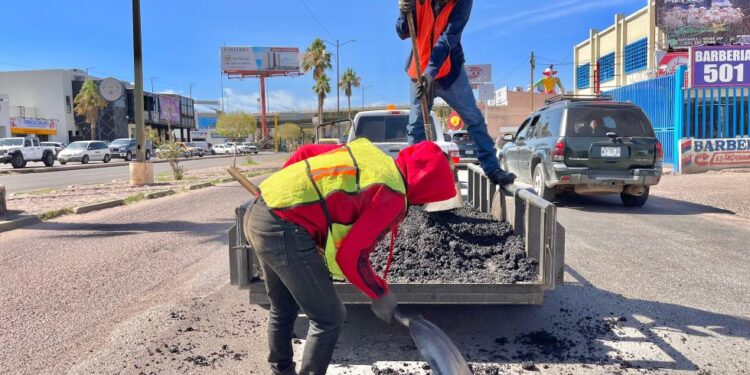 Aprovechan buen clima para el bacheo de calles