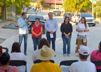 Entrega Toño Astiazarán pavimentación de calle con concreto hidráulico en El Ranchito