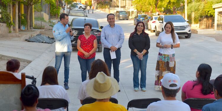 Entrega Toño Astiazarán pavimentación de calle con concreto hidráulico en El Ranchito