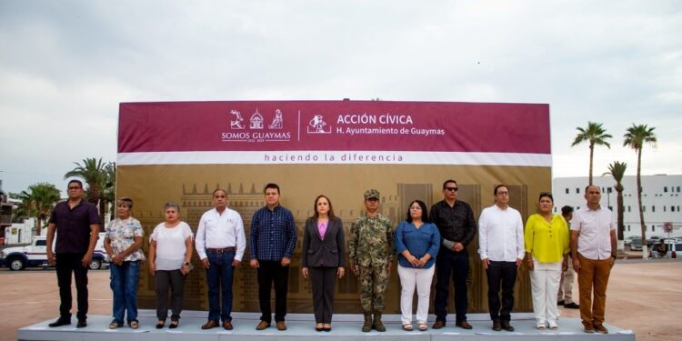 Realizan ceremonia de izamiento de Bandera en la plaza Tres Presidentes.
