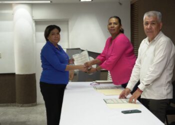 Reciben 53 Navojoenses documentos legales corregidos
