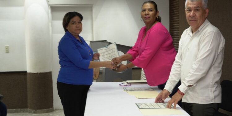 Reciben 53 Navojoenses documentos legales corregidos