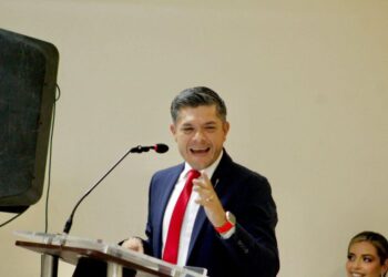 El ‘Beto’ Vázquez, funge como padrino de 135 alumnos egresados del CETMAR 22 de Yavaros