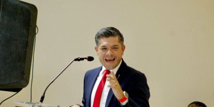 El ‘Beto’ Vázquez, funge como padrino de 135 alumnos egresados del CETMAR 22 de Yavaros