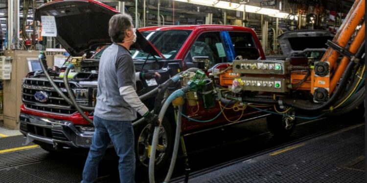 Crecimiento del empleo en EU se modera en junio; tasa de desempleo sube al 4.1%