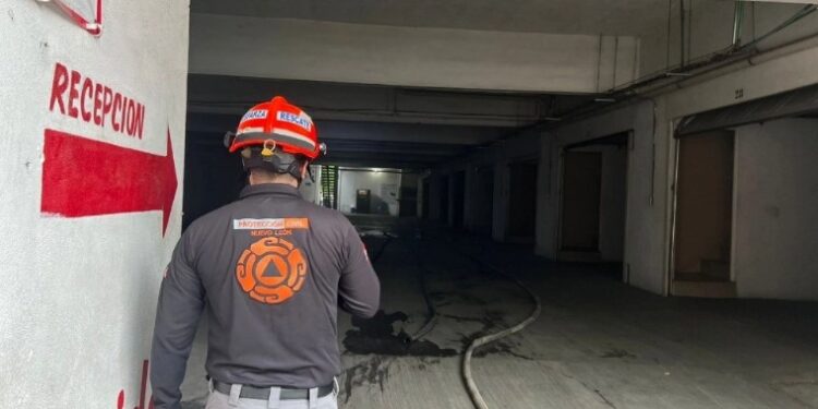 Evacuan hotel en el centro de Monterrey por incendio