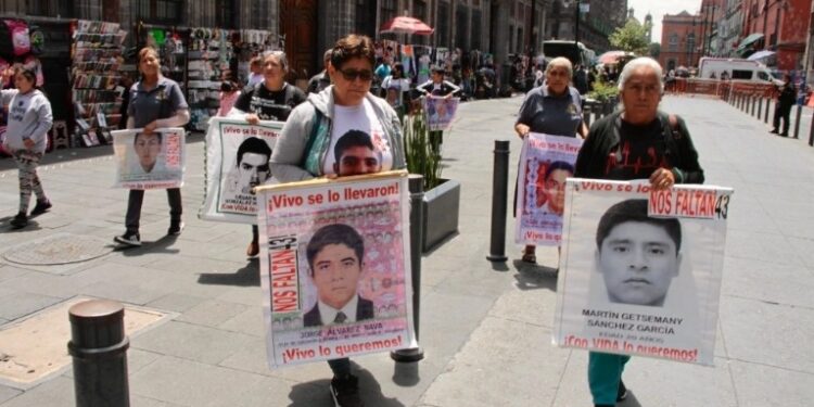 Padres de los 43 tienen claro que trabajamos para encontrar a sus hijos: AMLO