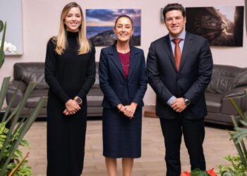 Recibe Sheinbaum al gobernador Samuel García en la casa de transición