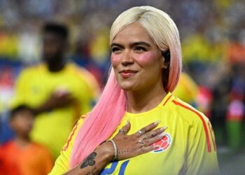 Tenor italiano Andrea Bocelli anuncia colaboración con Karol G