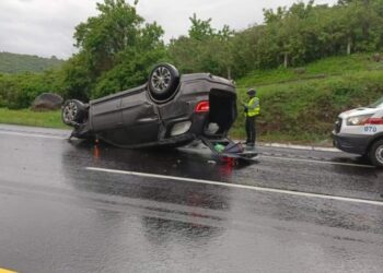 Vuelca camioneta de alcaldesa de Coeneo en la México-Guadalajara