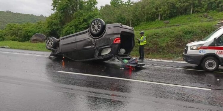 Vuelca camioneta de alcaldesa de Coeneo en la México-Guadalajara