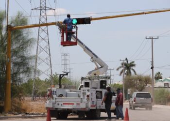 Repara SSPM semáforo de la calzada Francisco Villanueva y boulevard las Torres