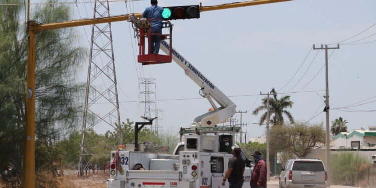 Repara SSPM semáforo de la calzada Francisco Villanueva y boulevard las Torres